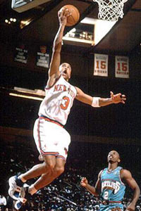 John Starks glides in for a layup against the Grizzlies.